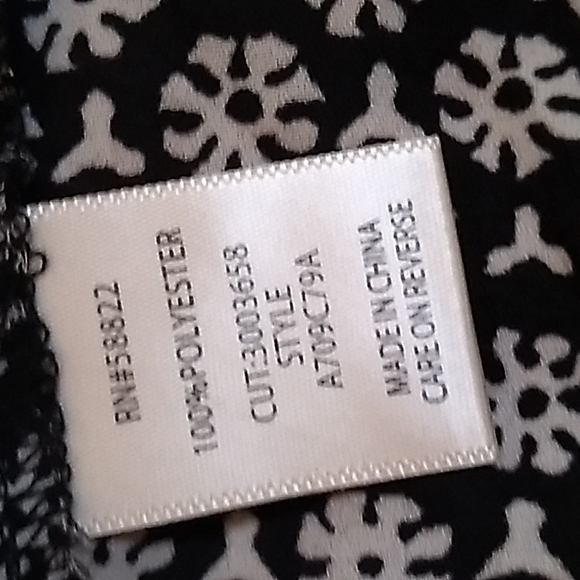 NWT Max Studio Black/White Tie Front V-Neck Blouse. Size Small - Picture 10 of 10